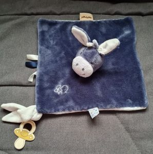 Doudou âne bleu Nattou avec étiquettes colorées, modèle Alex et Bibou.