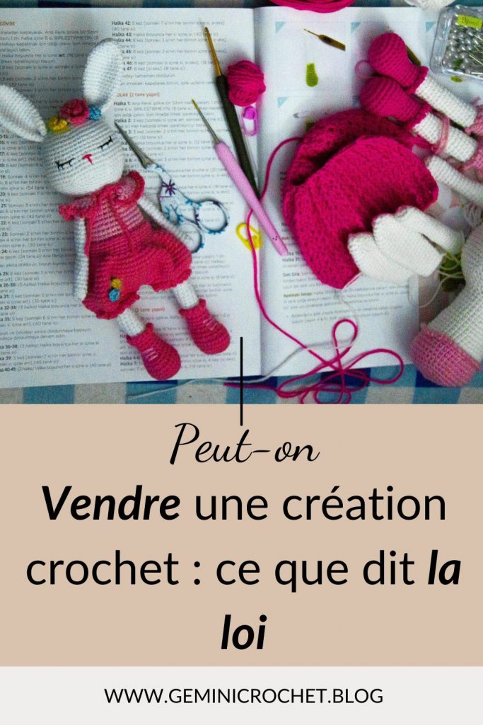 Visuel illustrant la vente de créations artisanales en crochet, posé sur un stand ou un site e-commerce, avec une interrogation sur la légalité de l’utilisation de patrons achetés.